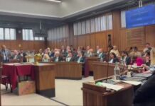 Chaos at Oldham Council as meeting ends in farce